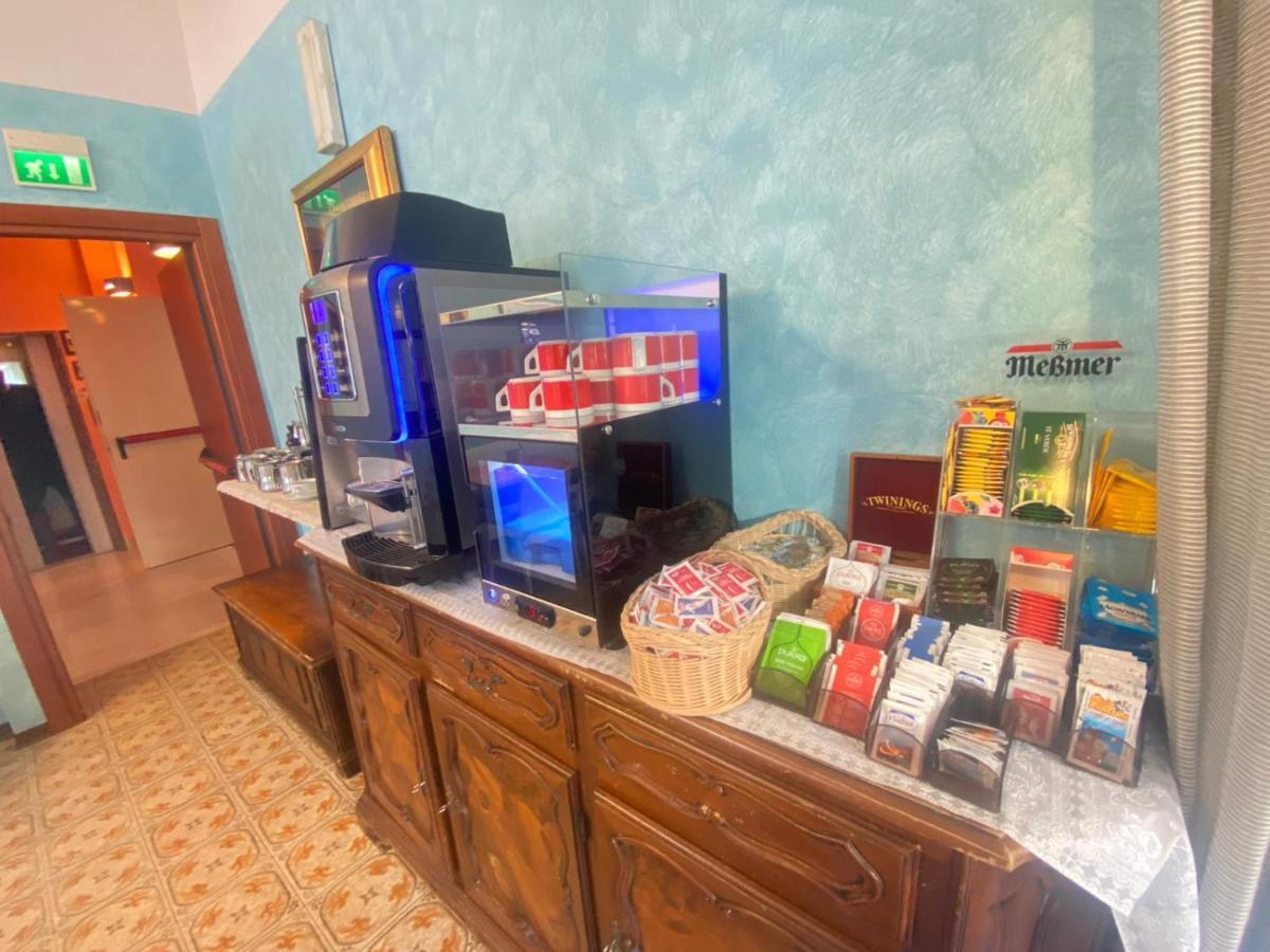 צ'סנטיקו Hotel Tilly מראה חיצוני תמונה