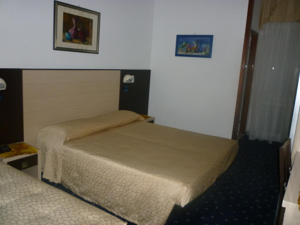 צ'סנטיקו Hotel Tilly חדר תמונה