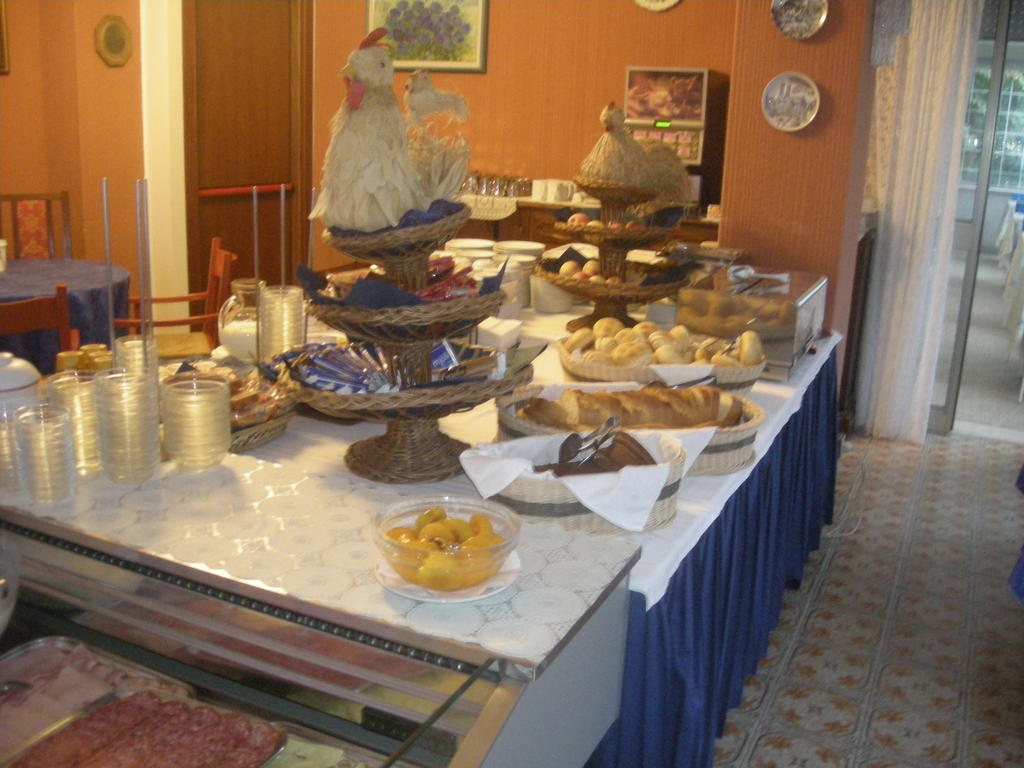 צ'סנטיקו Hotel Tilly מראה חיצוני תמונה