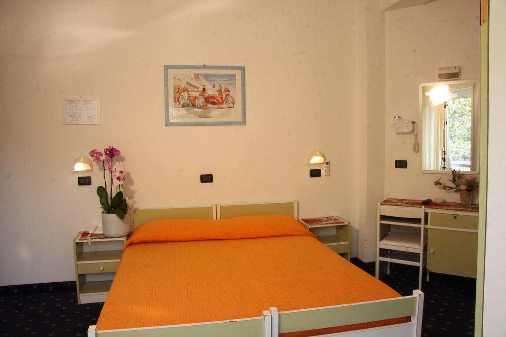 צ'סנטיקו Hotel Tilly מראה חיצוני תמונה