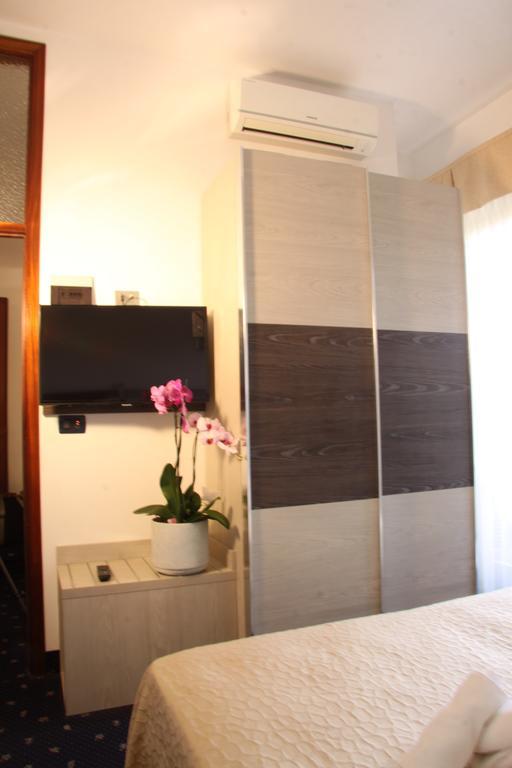 צ'סנטיקו Hotel Tilly מראה חיצוני תמונה