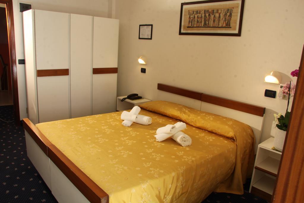 צ'סנטיקו Hotel Tilly מראה חיצוני תמונה
