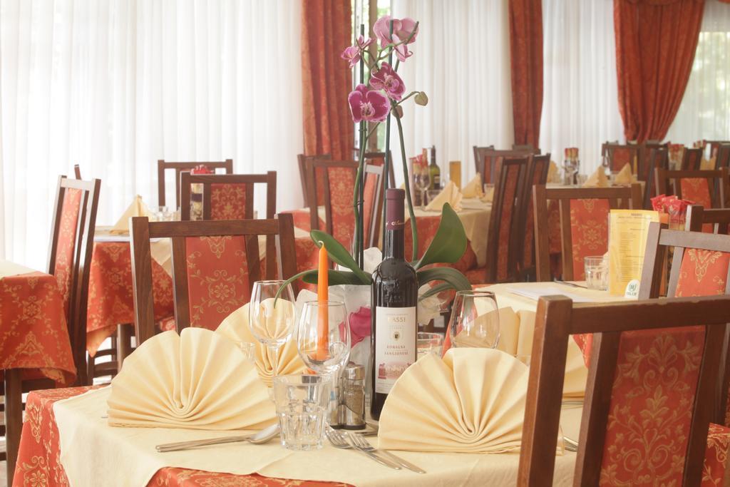 צ'סנטיקו Hotel Tilly מראה חיצוני תמונה