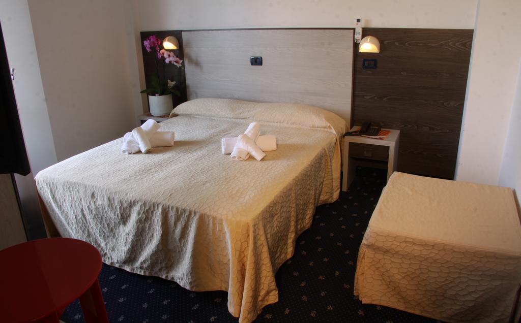 צ'סנטיקו Hotel Tilly מראה חיצוני תמונה