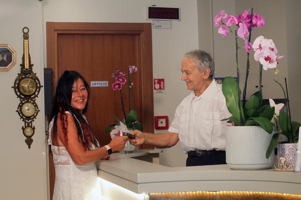 צ'סנטיקו Hotel Tilly מראה חיצוני תמונה