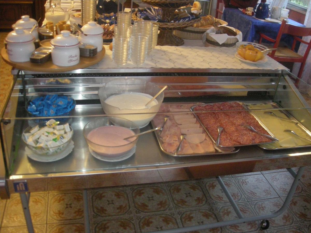 צ'סנטיקו Hotel Tilly מראה חיצוני תמונה