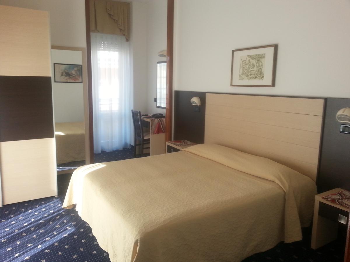צ'סנטיקו Hotel Tilly מראה חיצוני תמונה