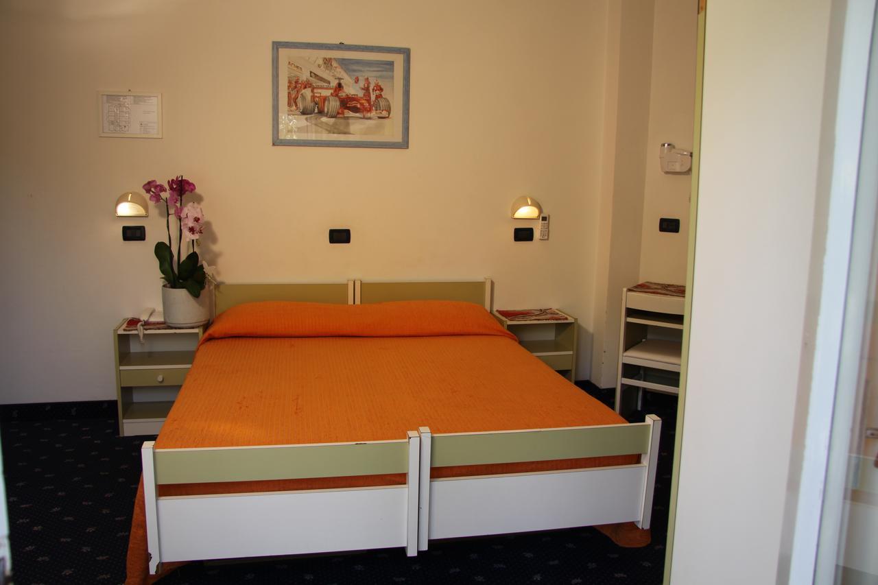 צ'סנטיקו Hotel Tilly מראה חיצוני תמונה
