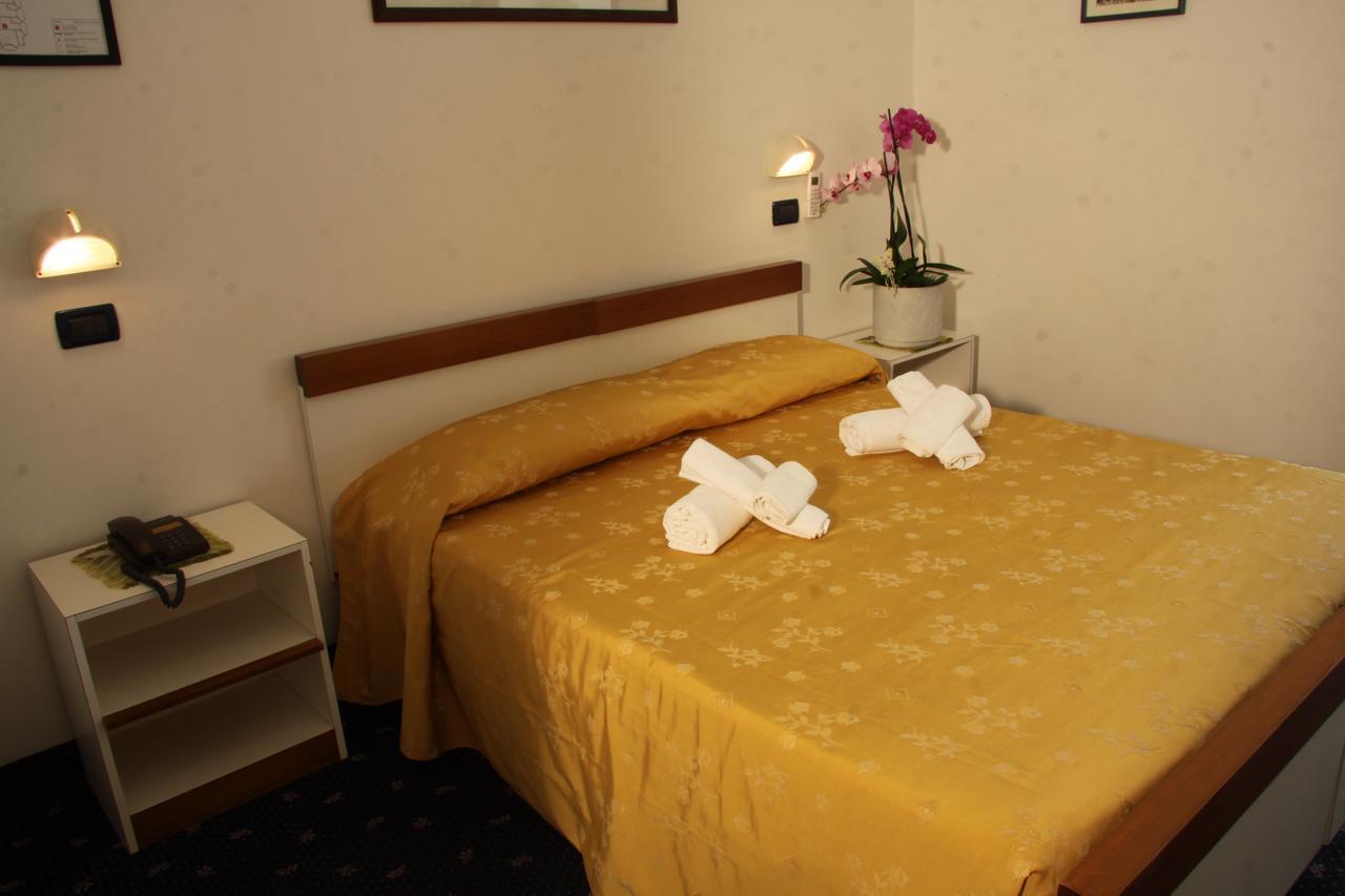 צ'סנטיקו Hotel Tilly מראה חיצוני תמונה