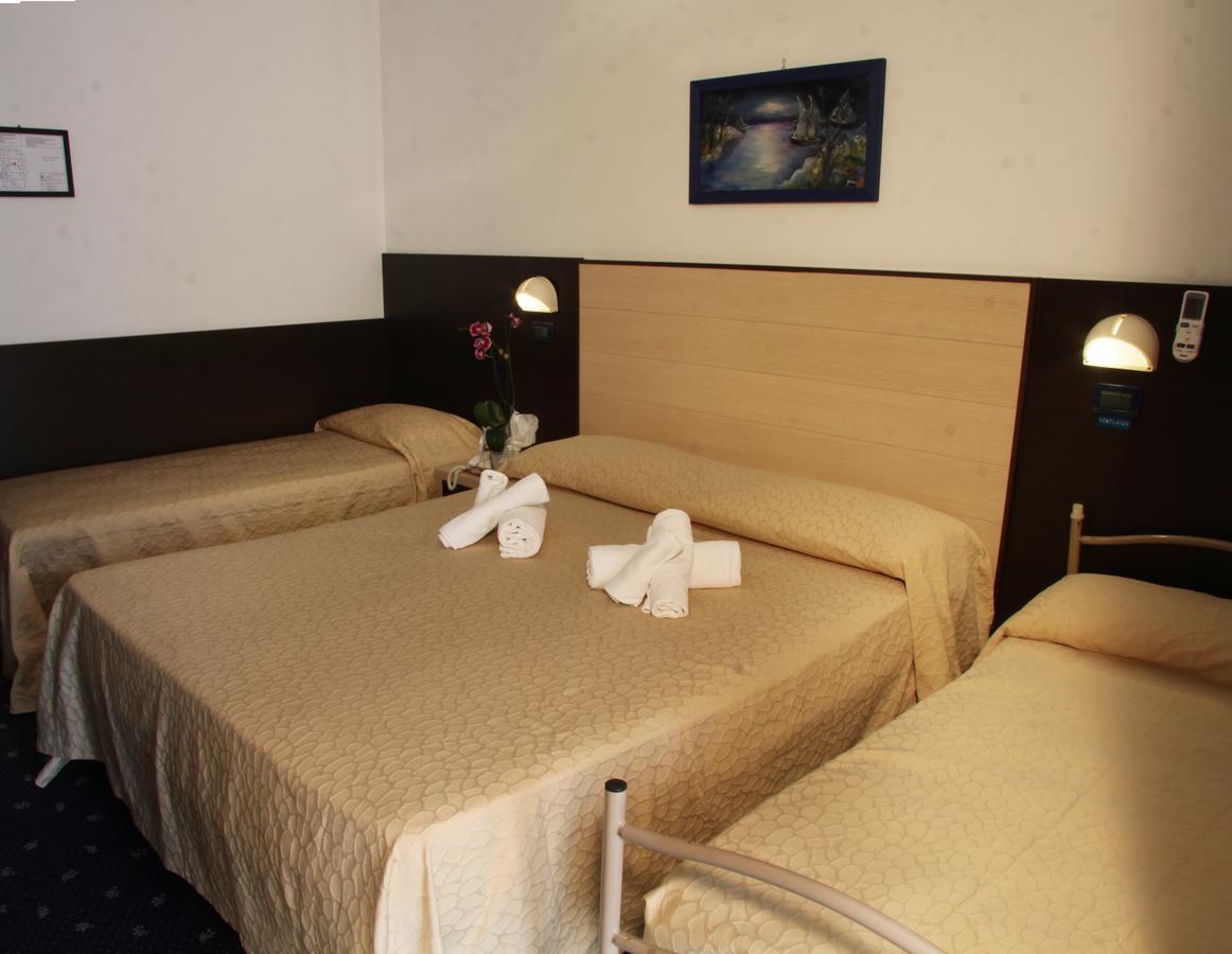 צ'סנטיקו Hotel Tilly מראה חיצוני תמונה