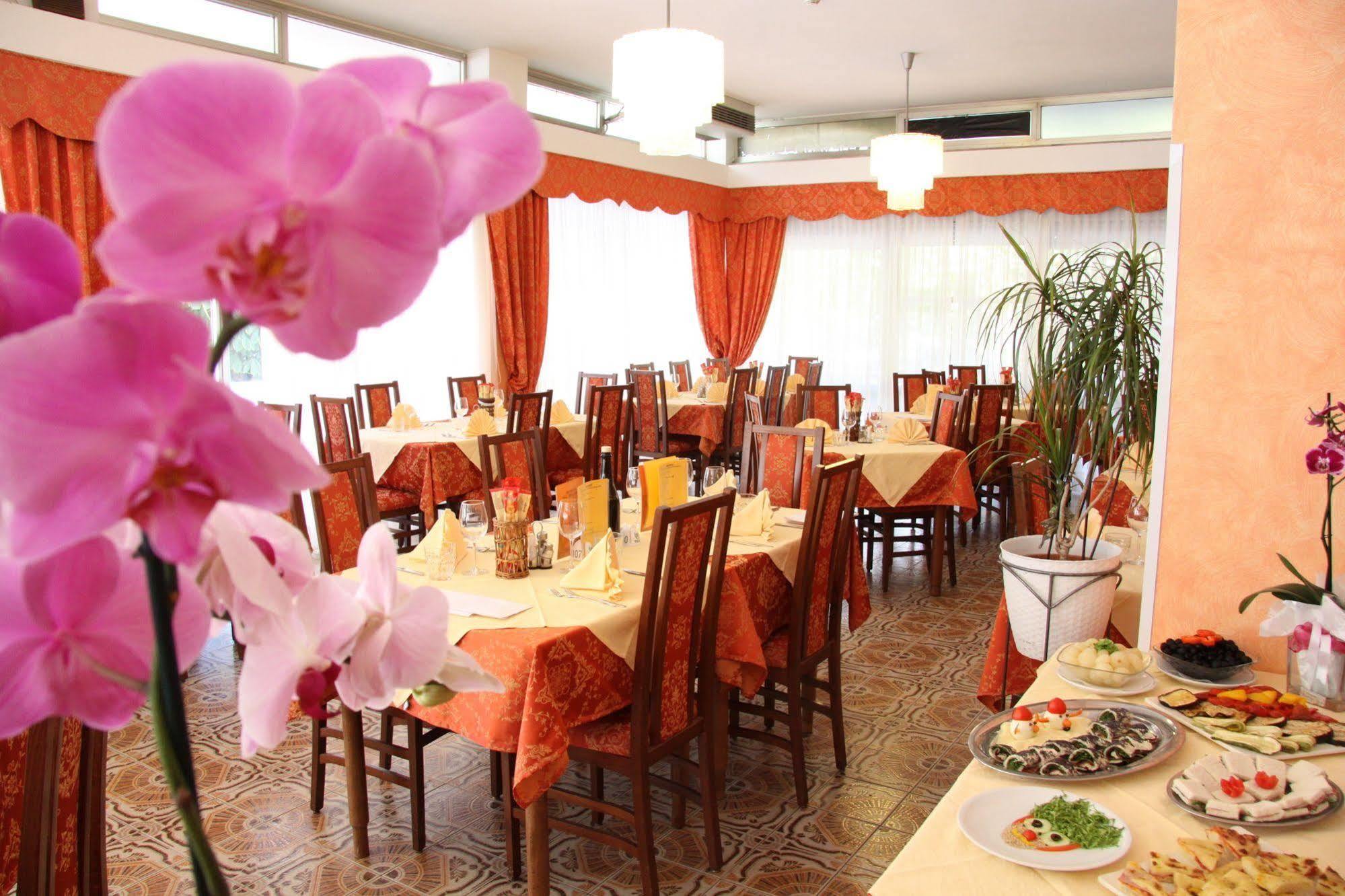 צ'סנטיקו Hotel Tilly מראה חיצוני תמונה