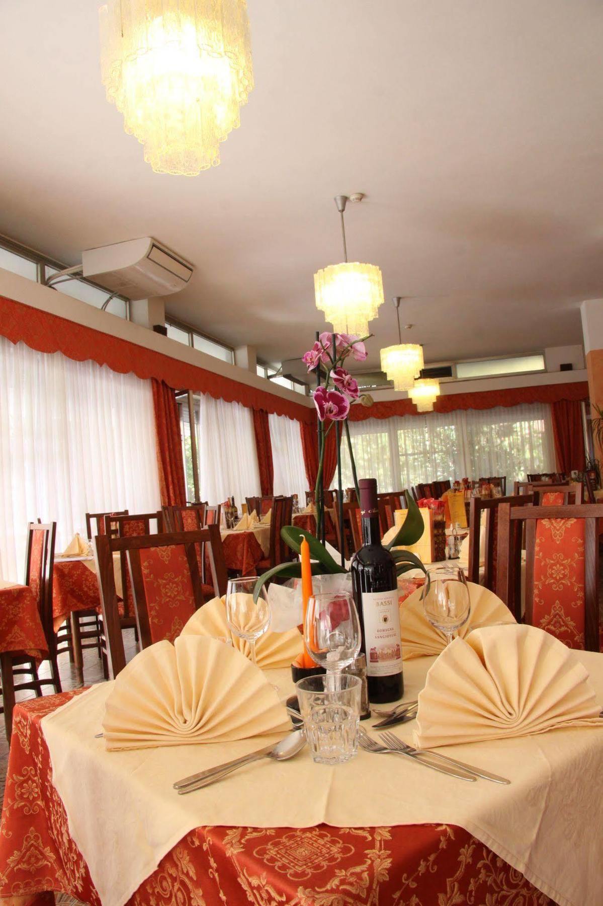 צ'סנטיקו Hotel Tilly מראה חיצוני תמונה