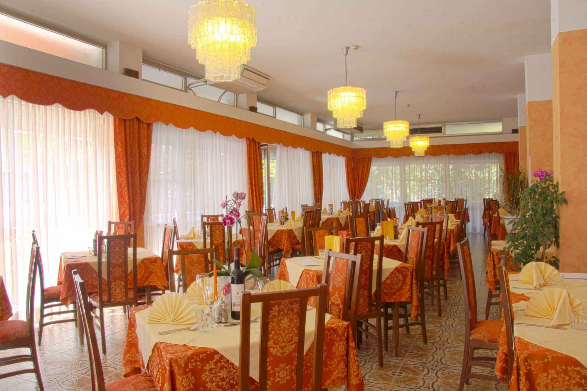 צ'סנטיקו Hotel Tilly מראה חיצוני תמונה