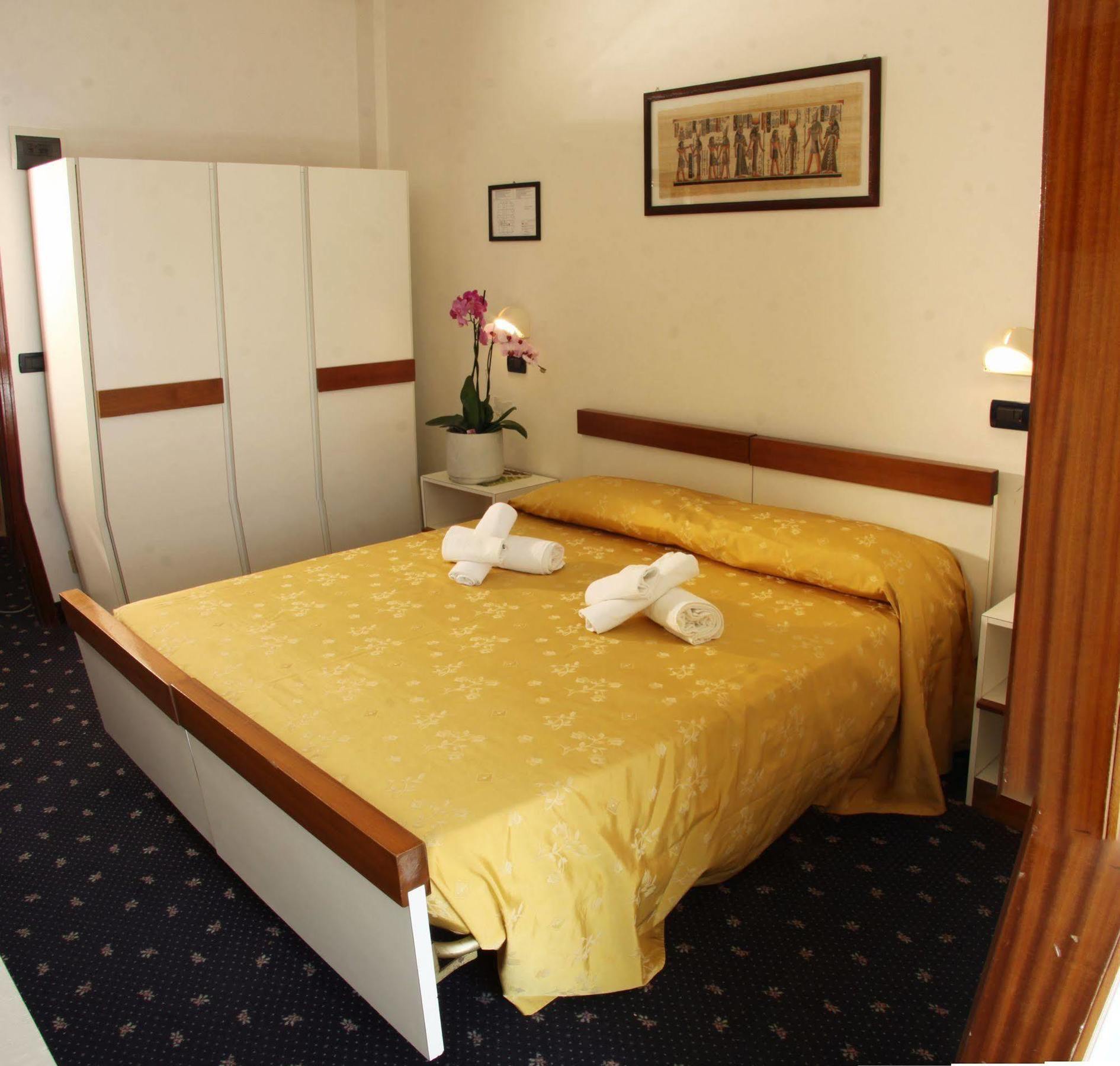 צ'סנטיקו Hotel Tilly מראה חיצוני תמונה