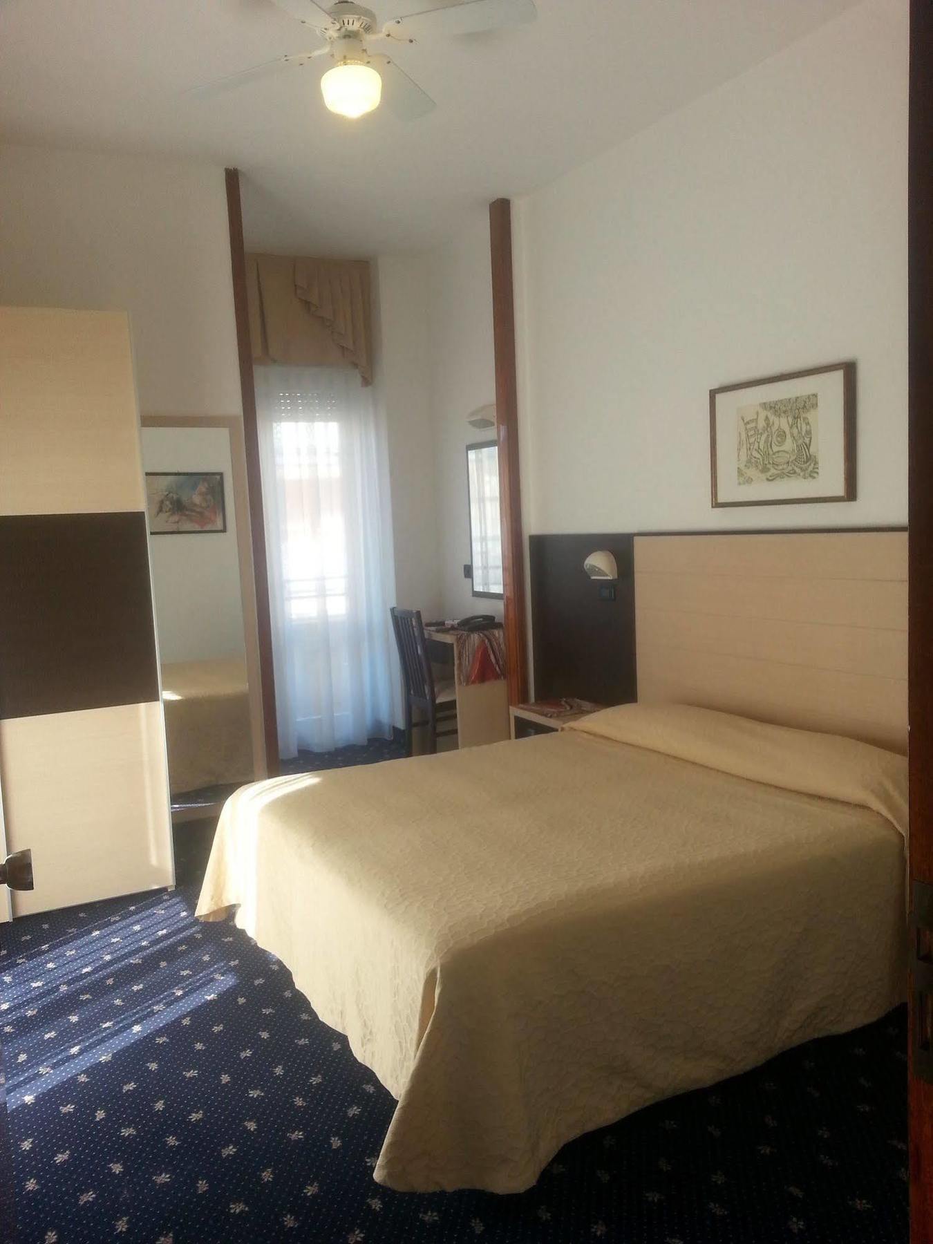 צ'סנטיקו Hotel Tilly מראה חיצוני תמונה