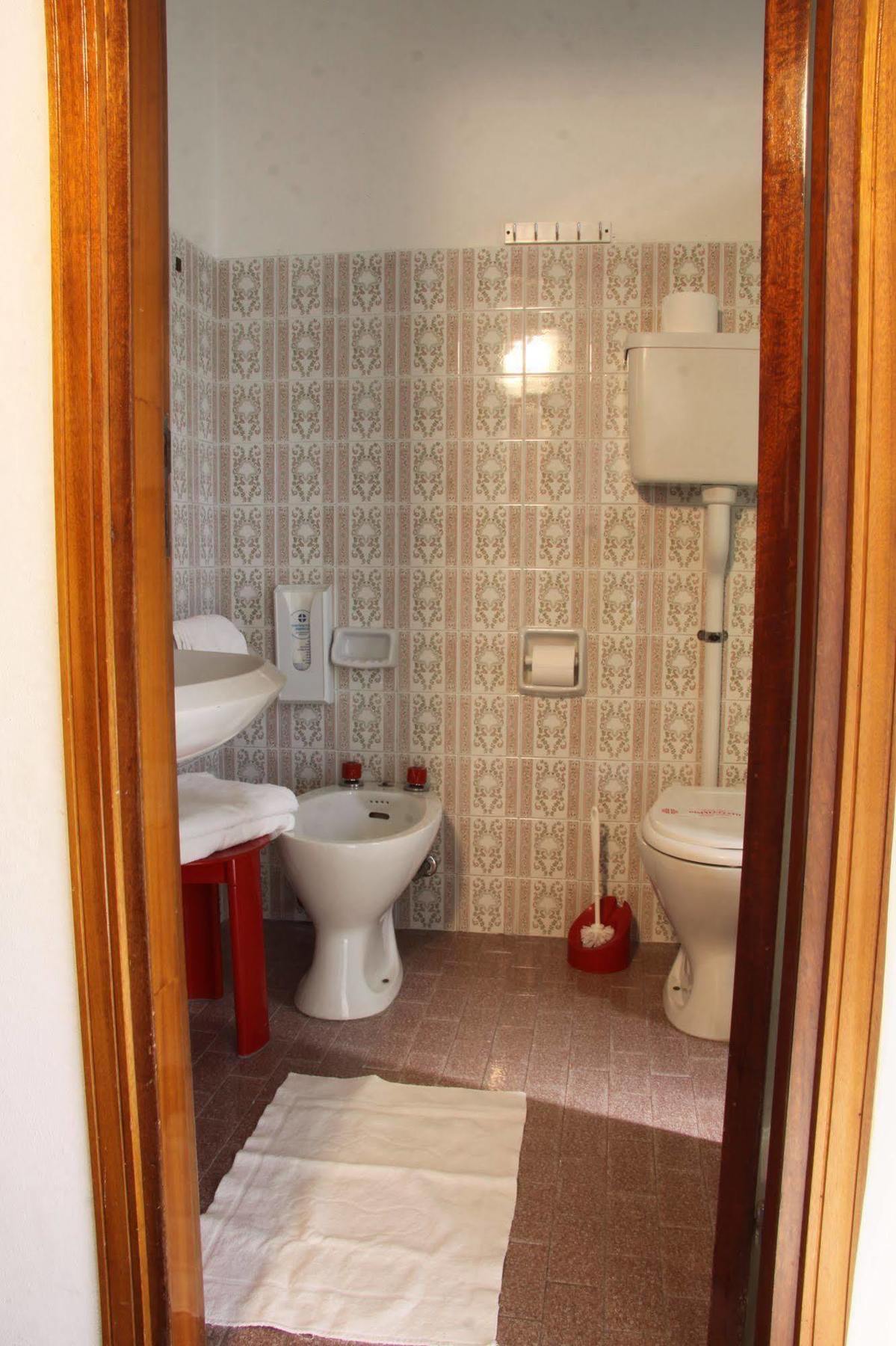 צ'סנטיקו Hotel Tilly מראה חיצוני תמונה