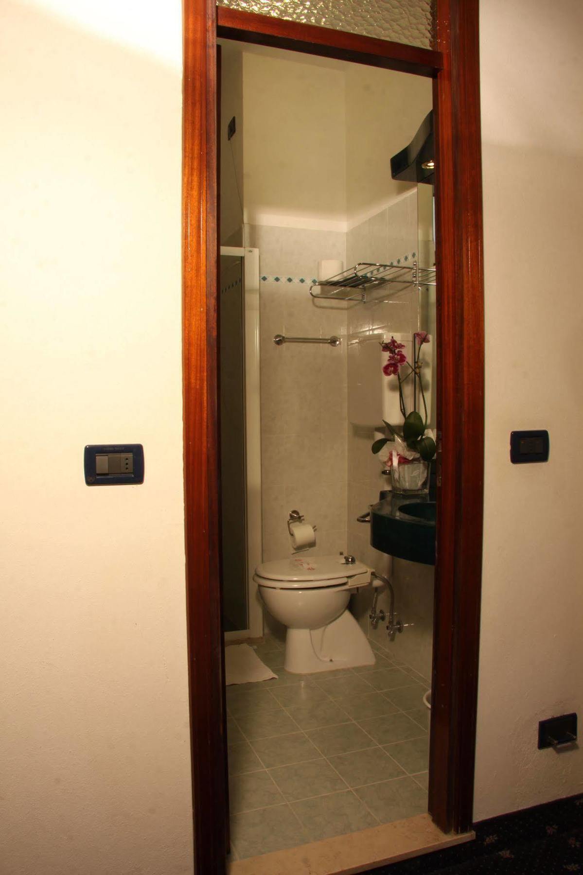 צ'סנטיקו Hotel Tilly מראה חיצוני תמונה