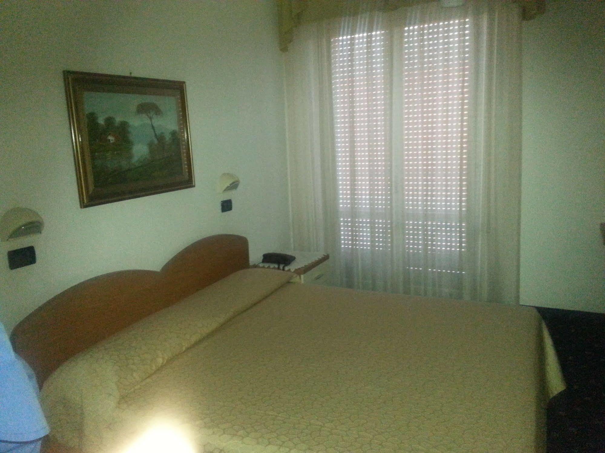 צ'סנטיקו Hotel Tilly מראה חיצוני תמונה