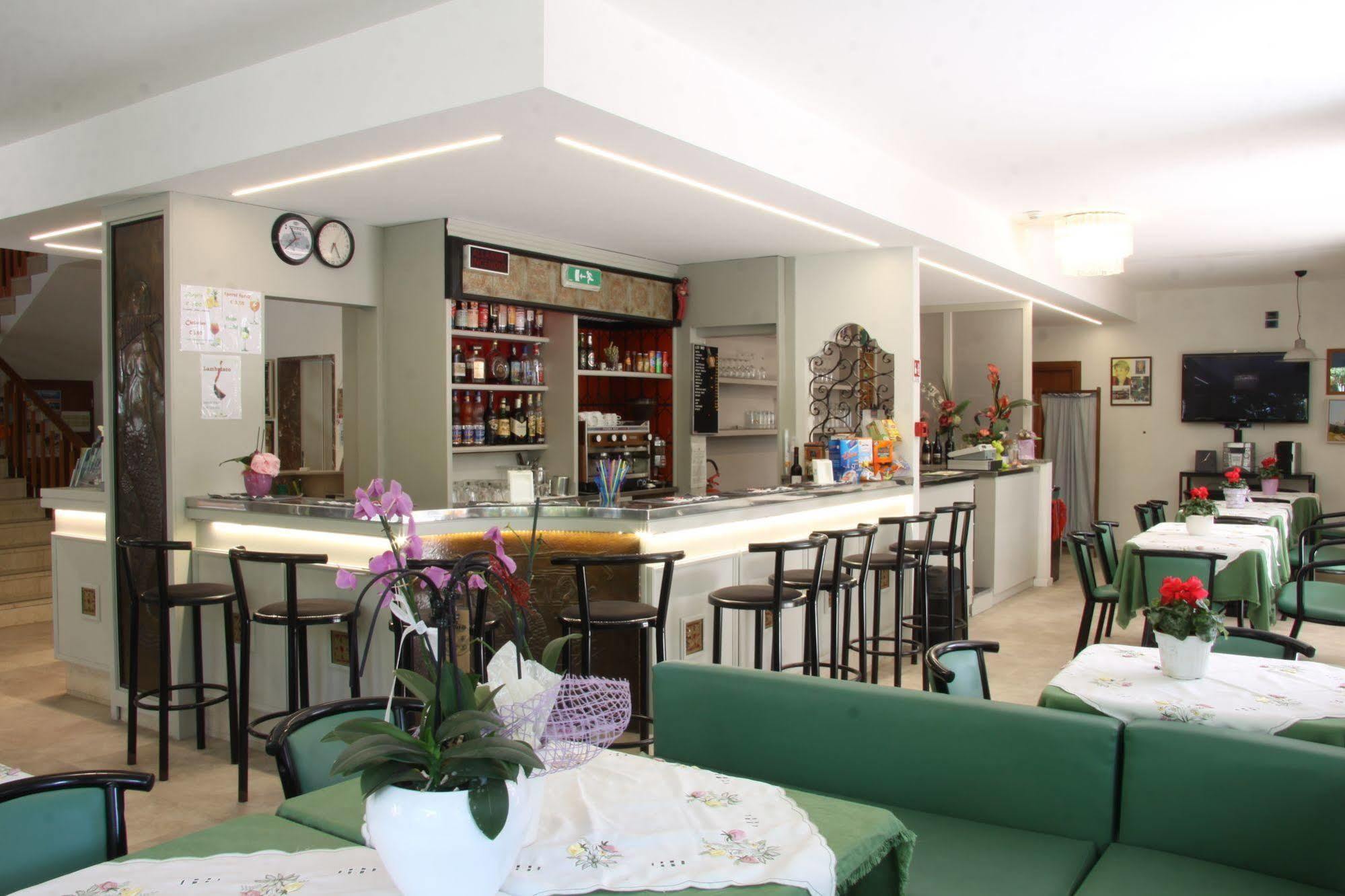 צ'סנטיקו Hotel Tilly מראה חיצוני תמונה