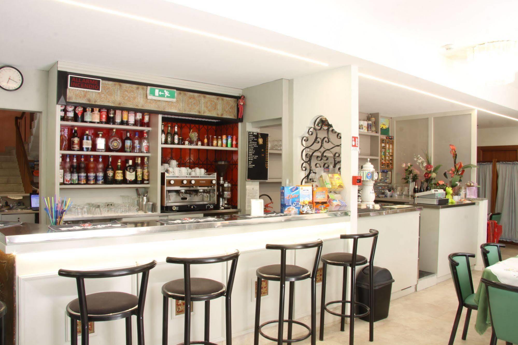 צ'סנטיקו Hotel Tilly מראה חיצוני תמונה