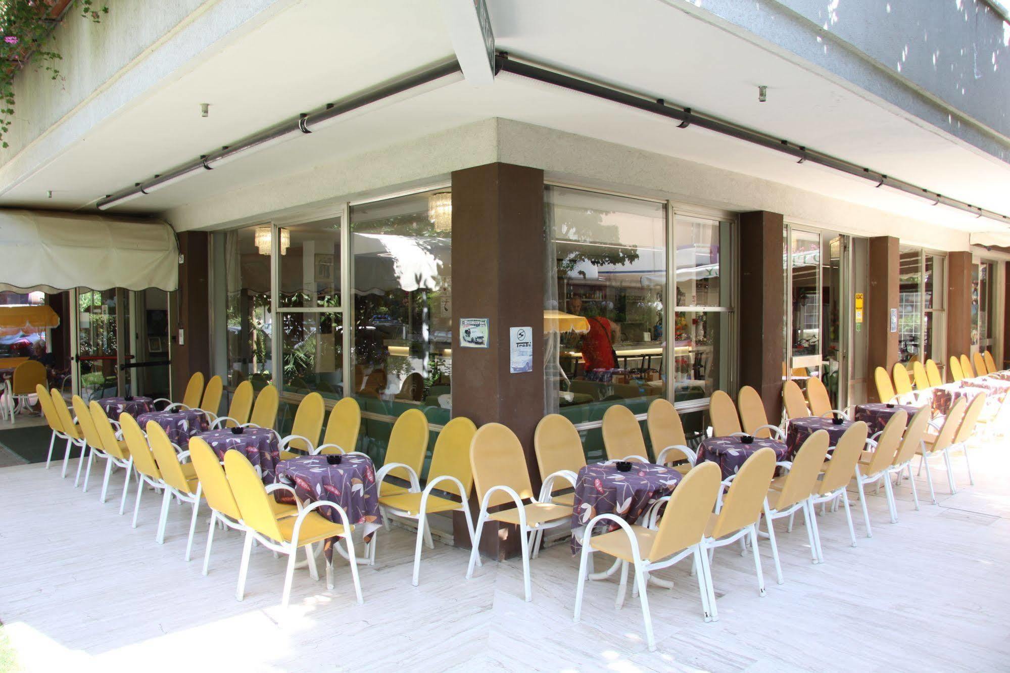 צ'סנטיקו Hotel Tilly מראה חיצוני תמונה