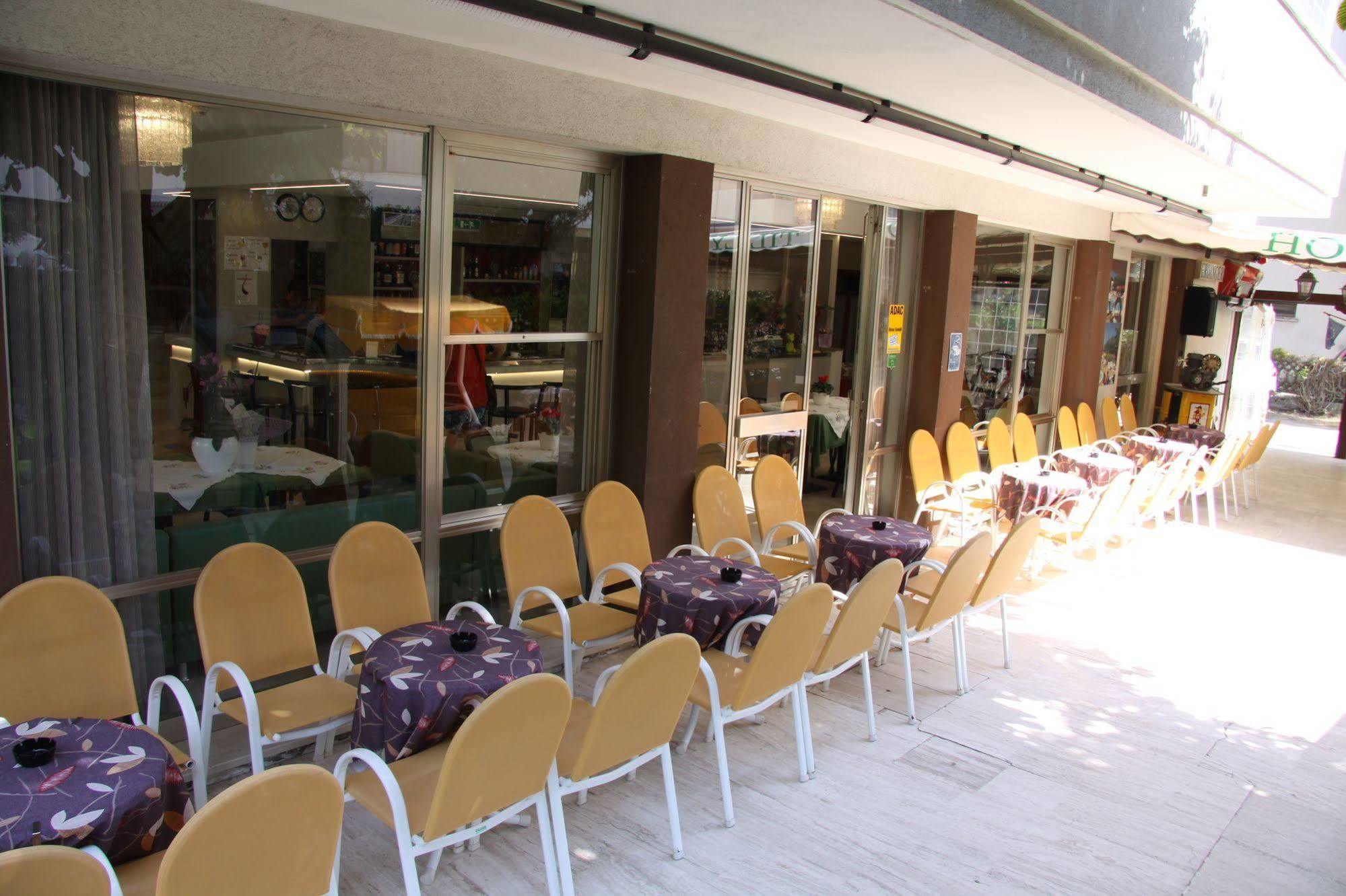 צ'סנטיקו Hotel Tilly מראה חיצוני תמונה