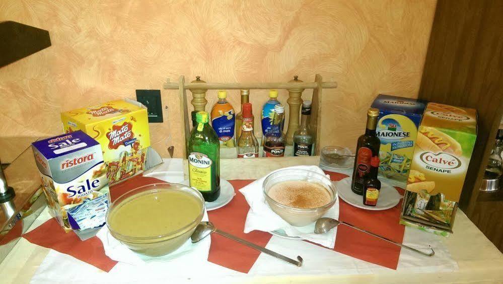 צ'סנטיקו Hotel Tilly מראה חיצוני תמונה