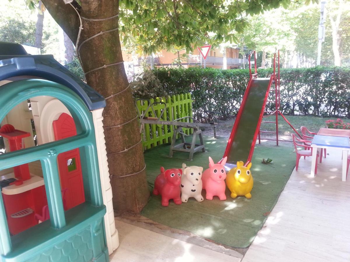 צ'סנטיקו Hotel Tilly מראה חיצוני תמונה