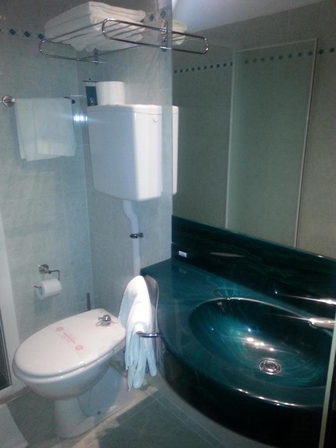 צ'סנטיקו Hotel Tilly מראה חיצוני תמונה